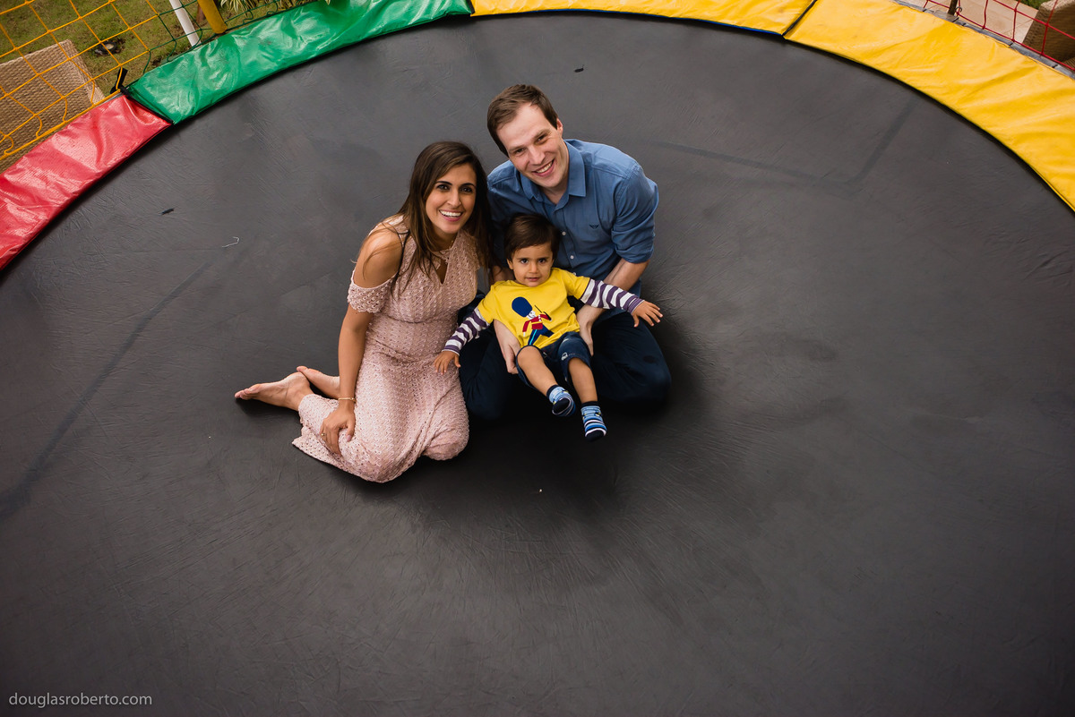 família brincando no pula pula 