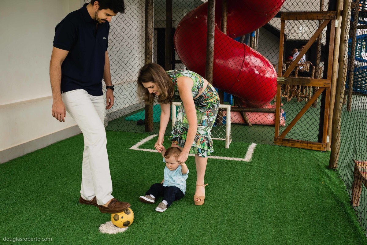 criança jogando futebol