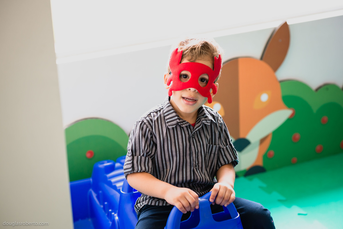 criança com mascara 