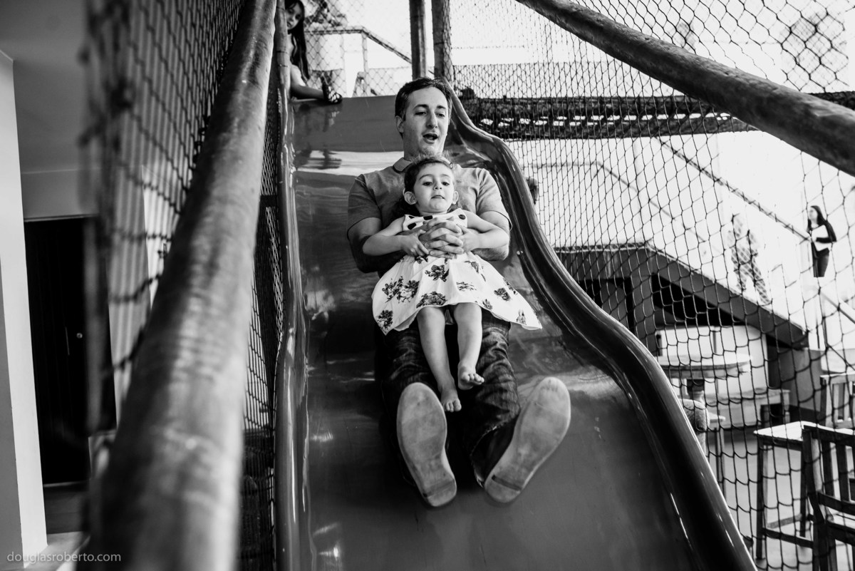pai e filha no escorrega