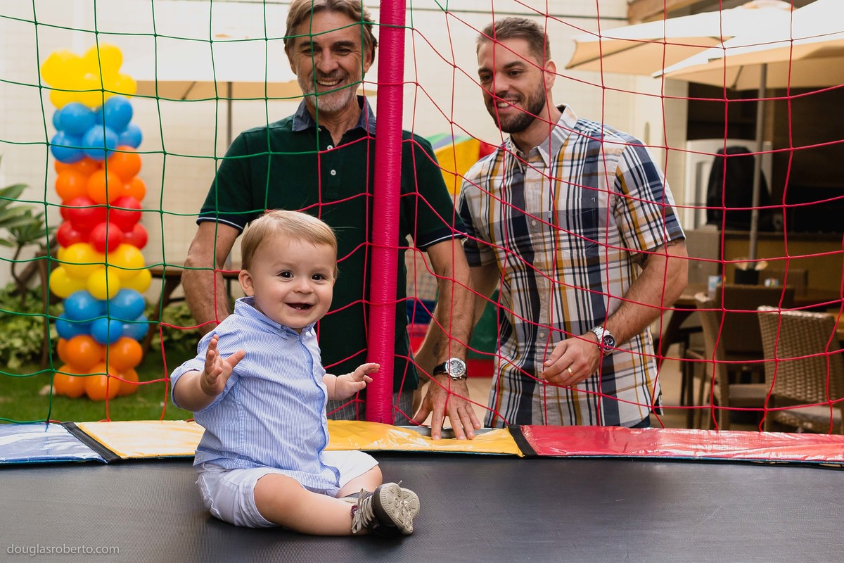 menino brincando no pula pula