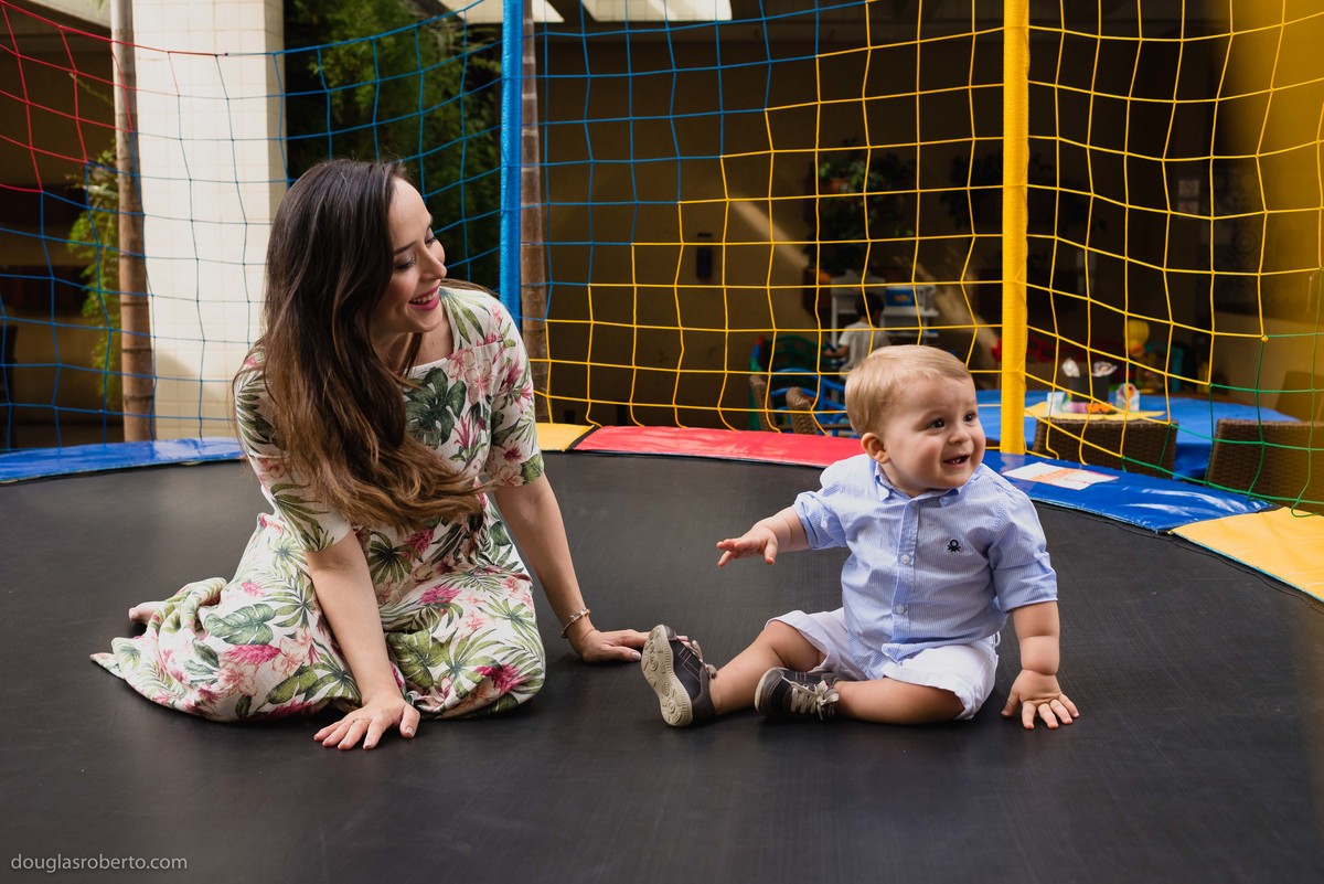mãe e filho no pula pula