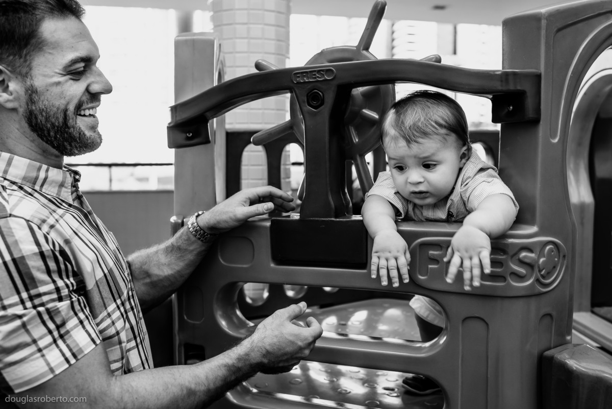 menino brincando com o pai