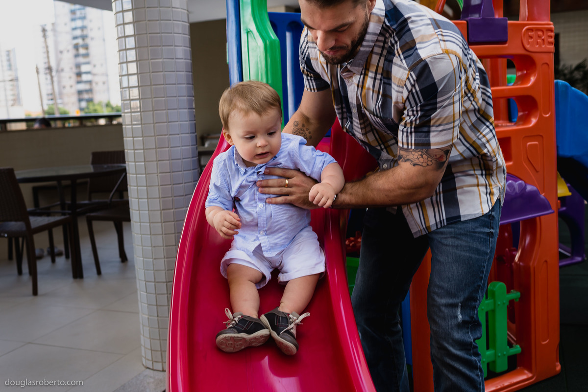 menino brincando com o pai