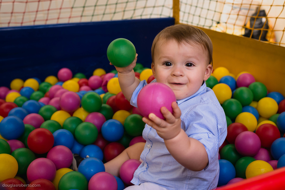 menino brincando na piscina de bolinhas
