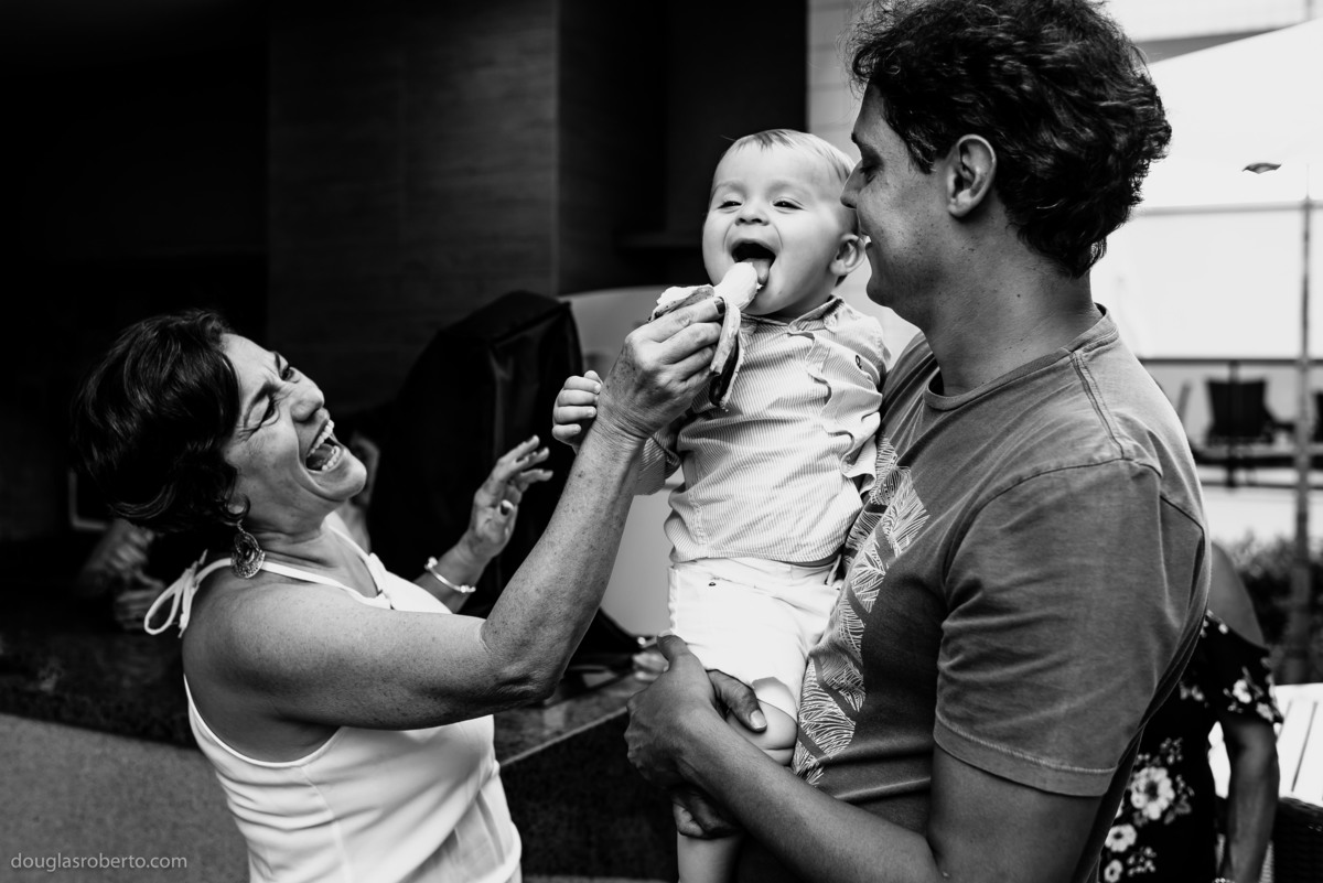 menino fazendo careta