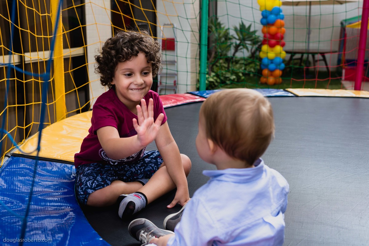 primos brincando no pula pula