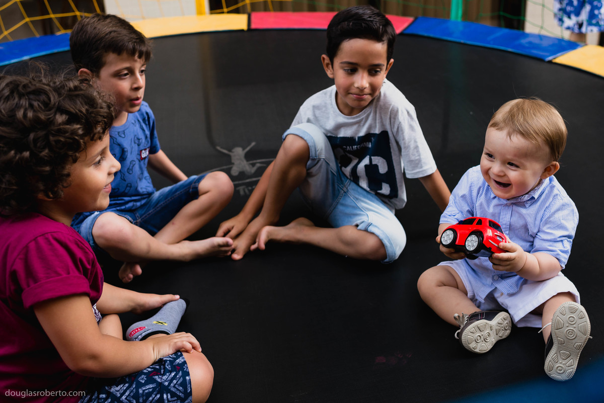 primos brincando no pula pula