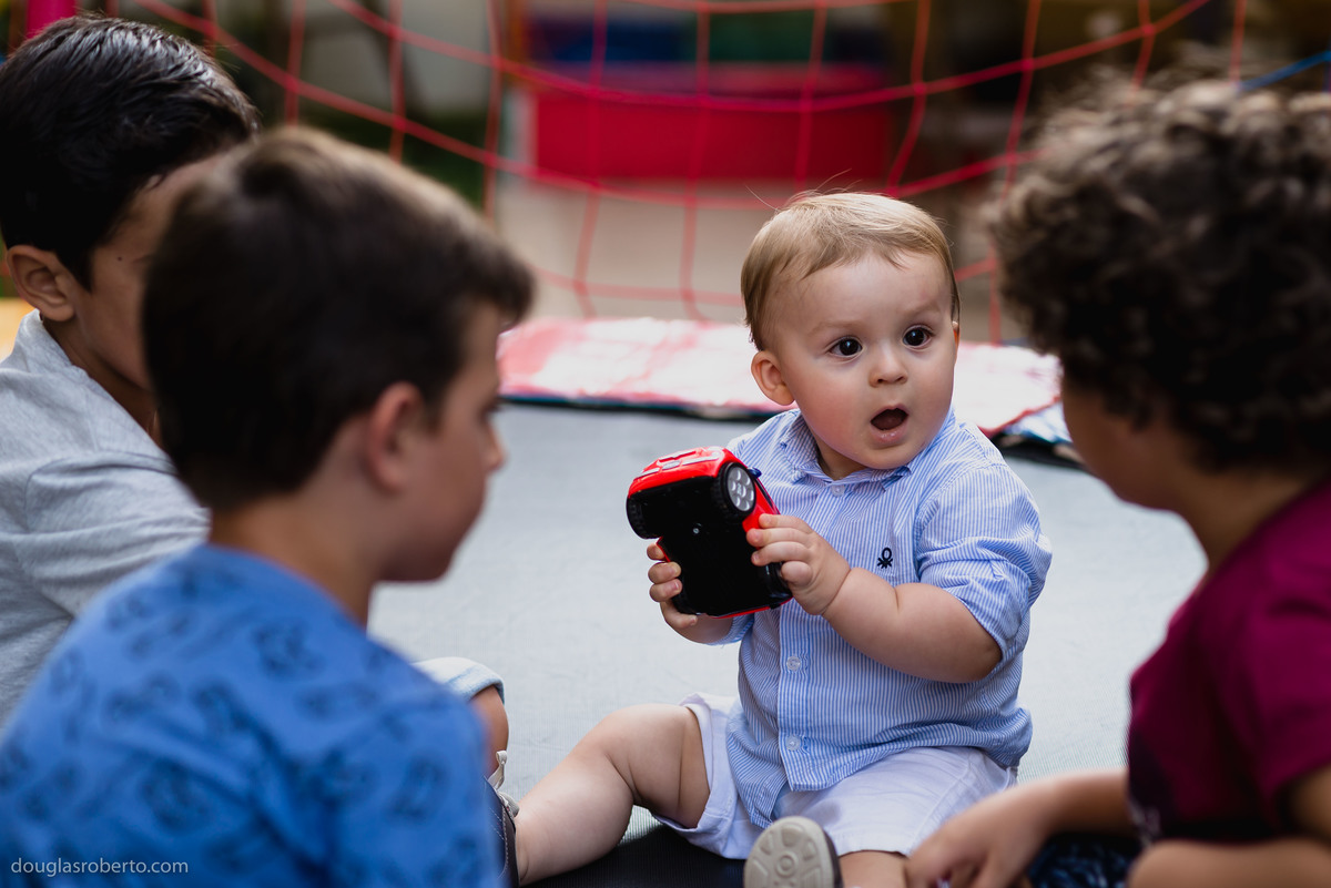 primos brincando no pula pula