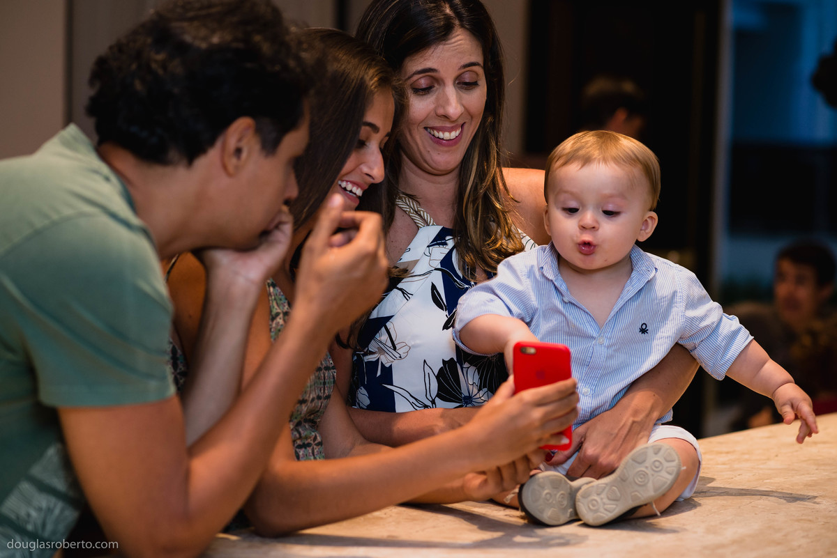 menino fazendo careta