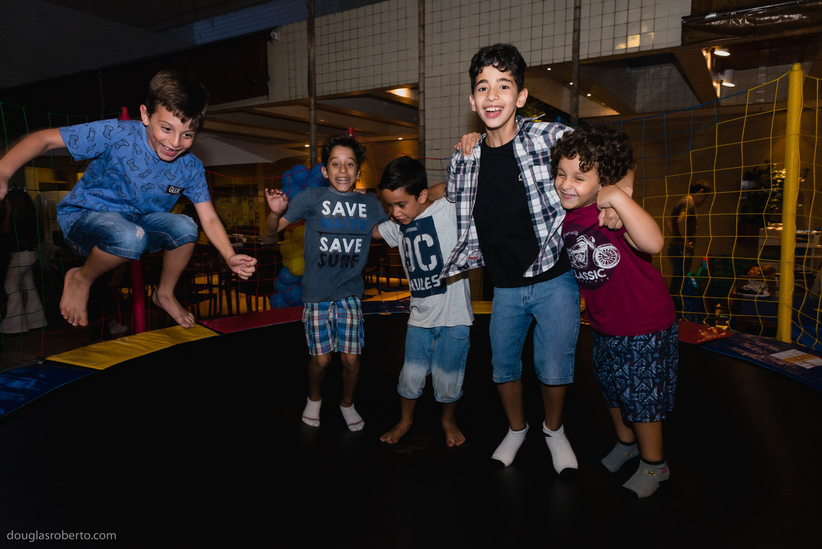 primos brincando no pula pula