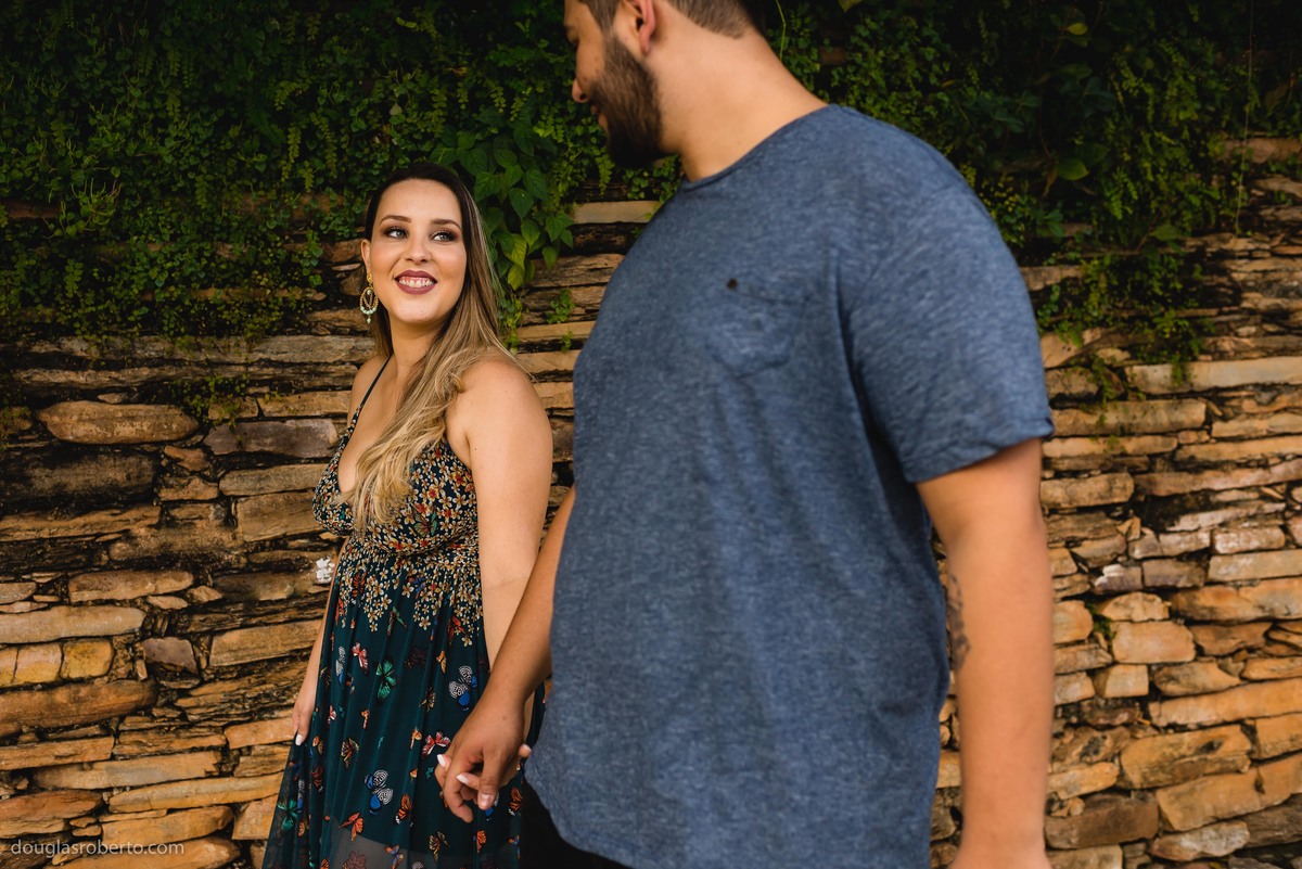 casal andando em pirenópolis