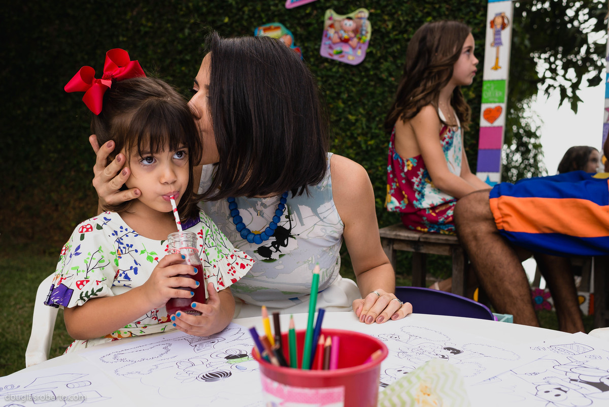 tia beijando a sobrinha