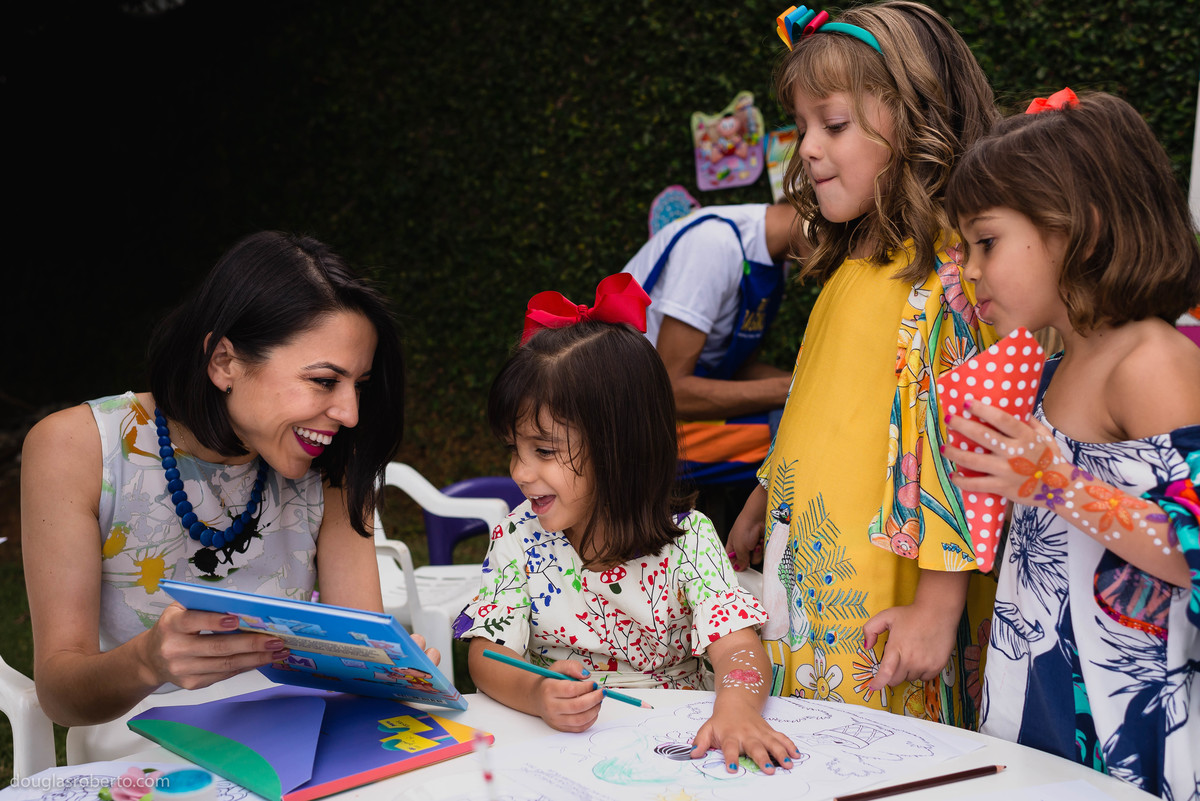 tia lendo para a sobrinha