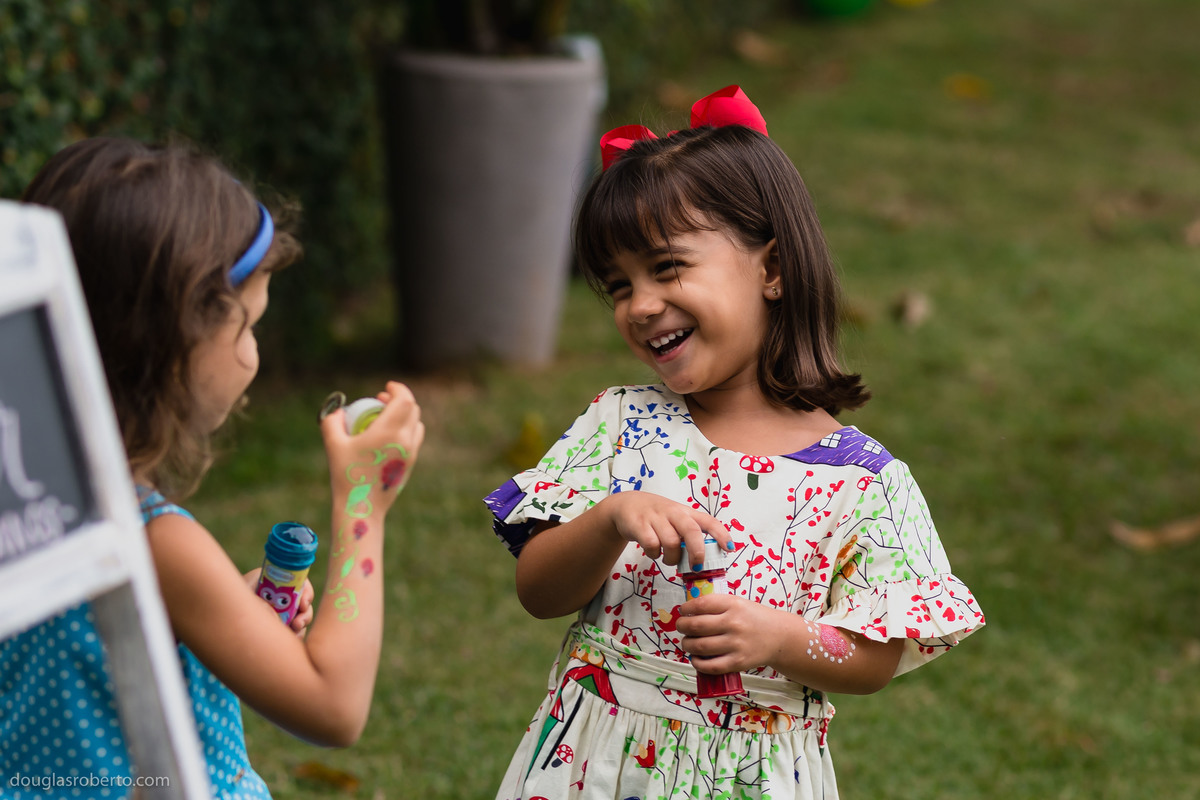 menina brincando de bolinha de sabão