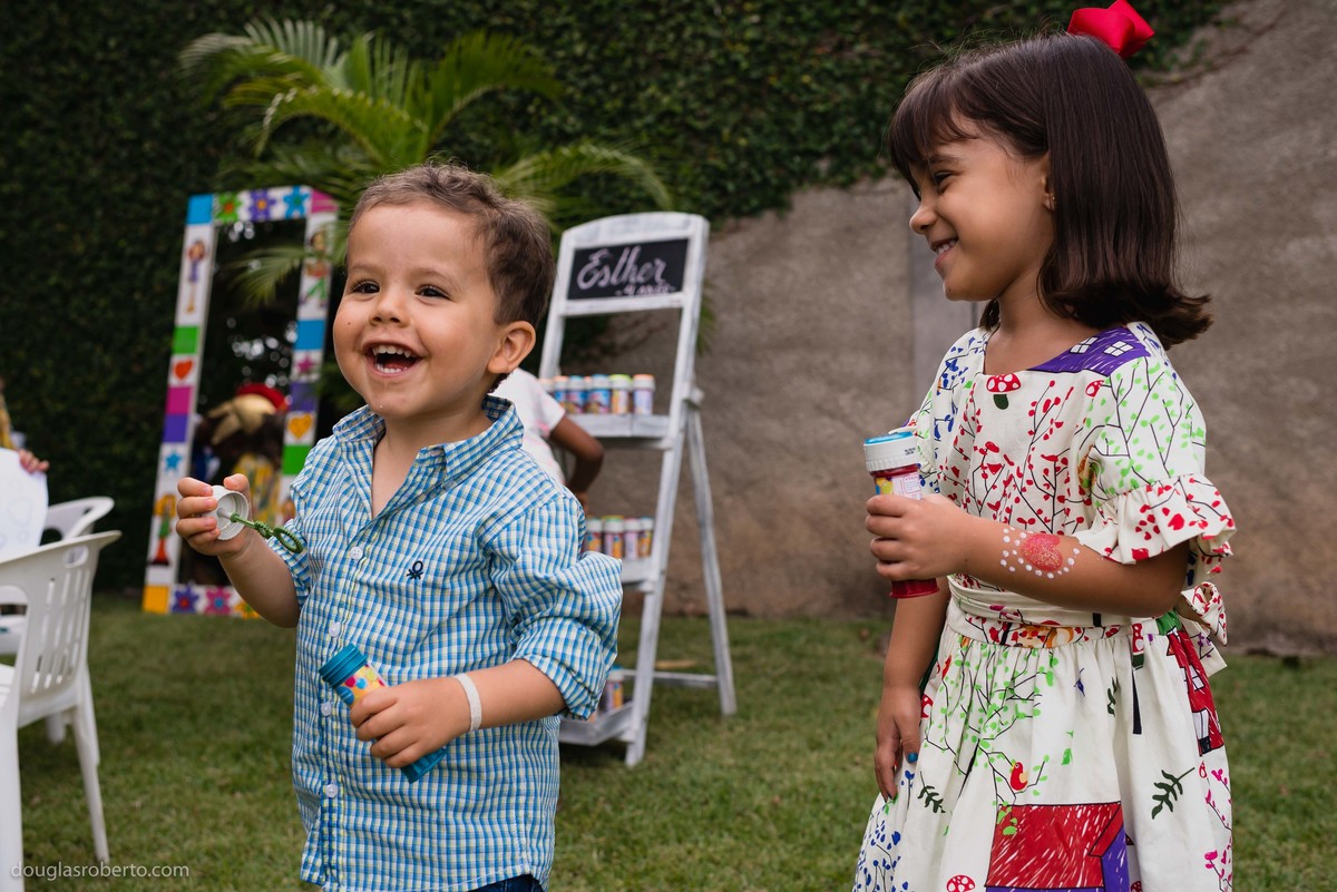 menino brincando de bolinha de sabão