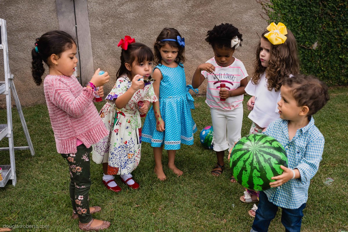 crianças brincando de bolinha de sabão