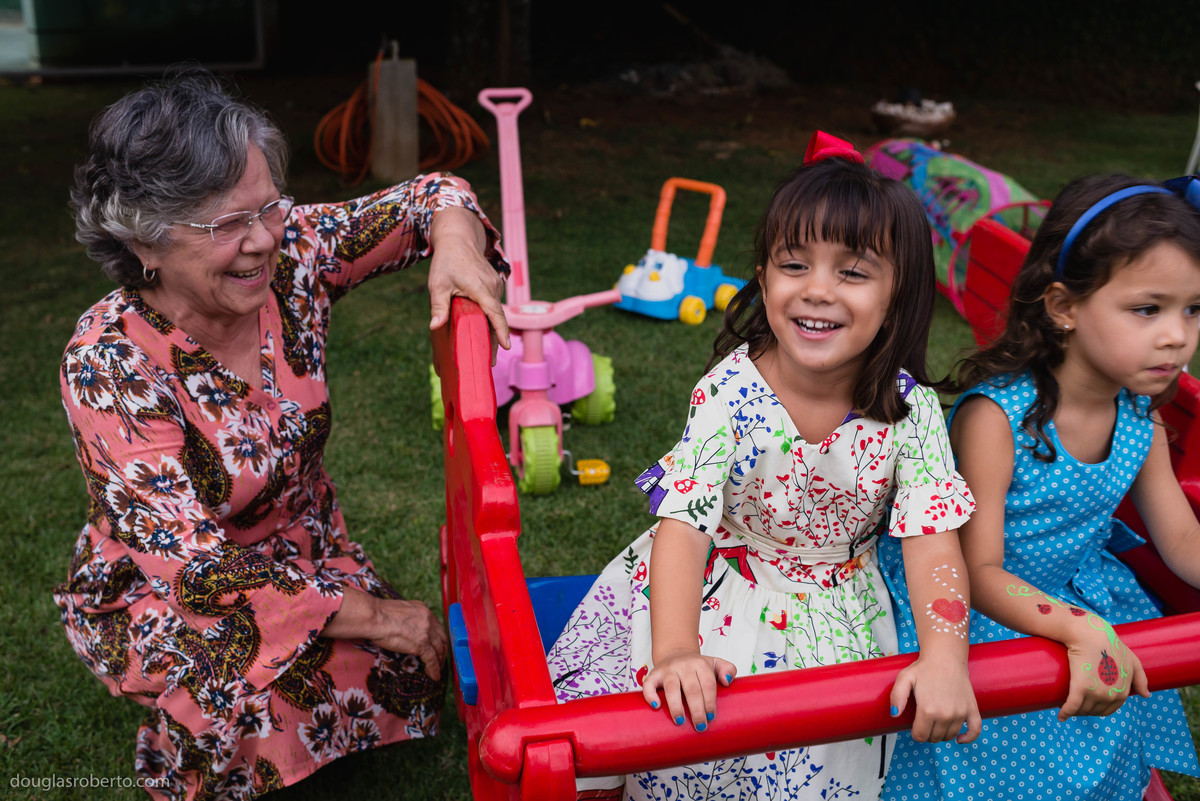 vó babona vendo a neta brincar