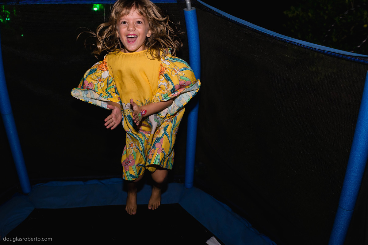 brincando no pula pula