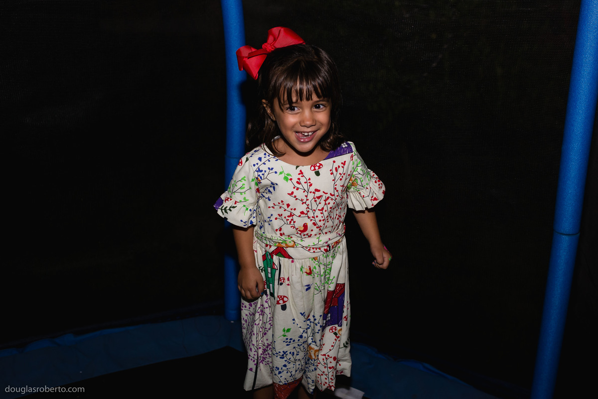 brincando no pula pula