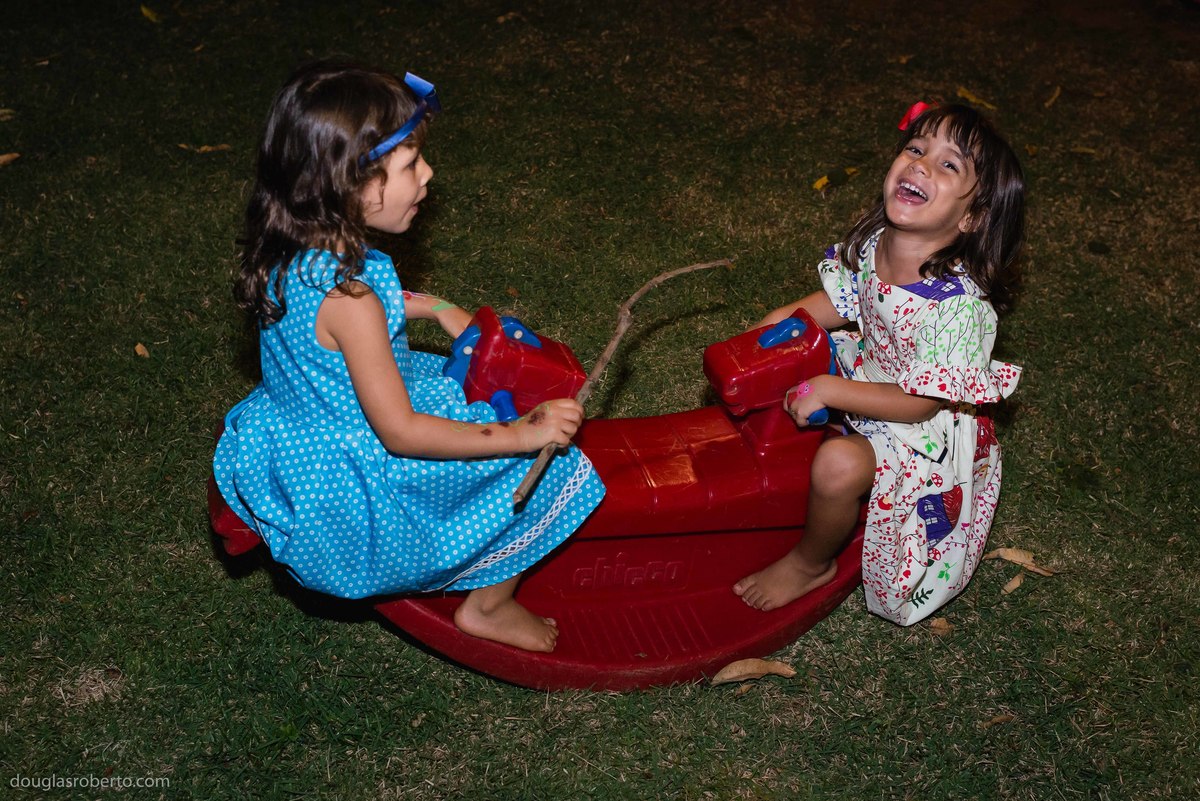 menina brincando no balanço