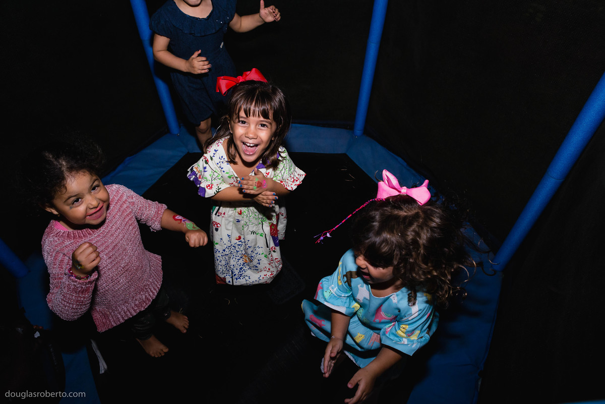 brincando no pula pula