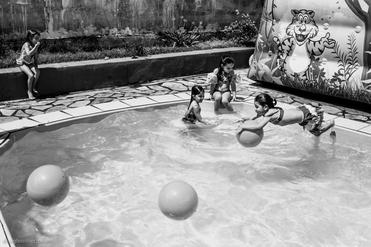 meninas brincando dentro da piscina