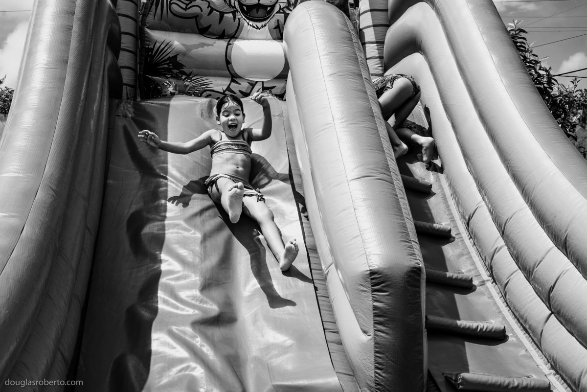 menina brincando no pula pula