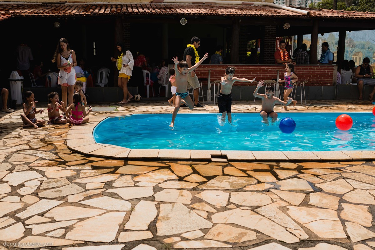 crianças brincando na piscina