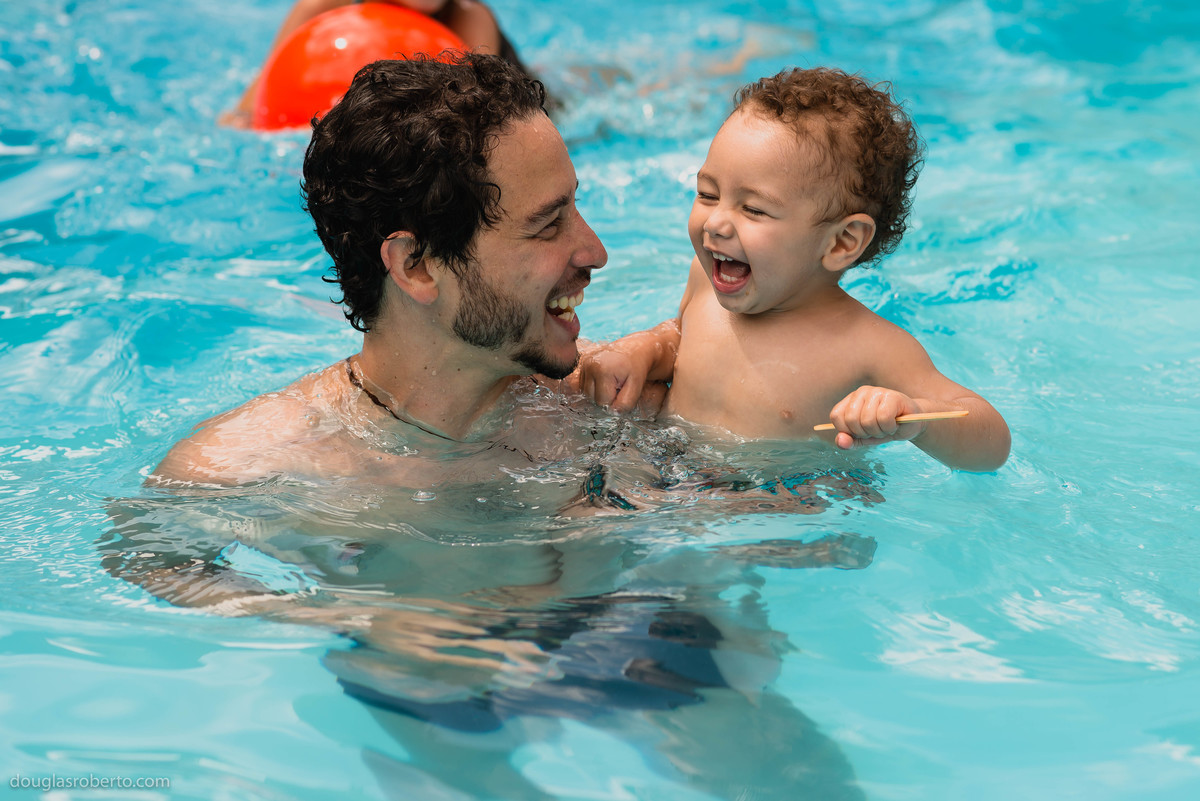 pai e filho brincando na piscina