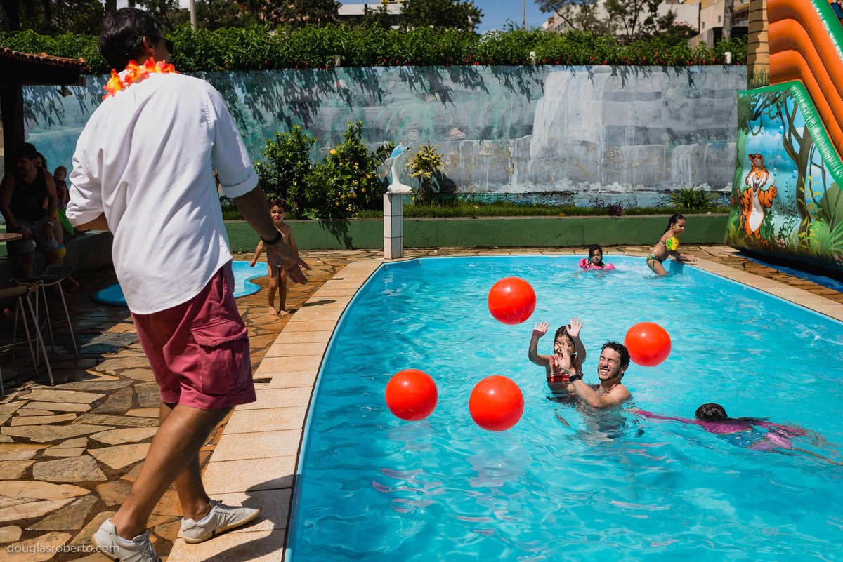 pai e filho brincando na piscina