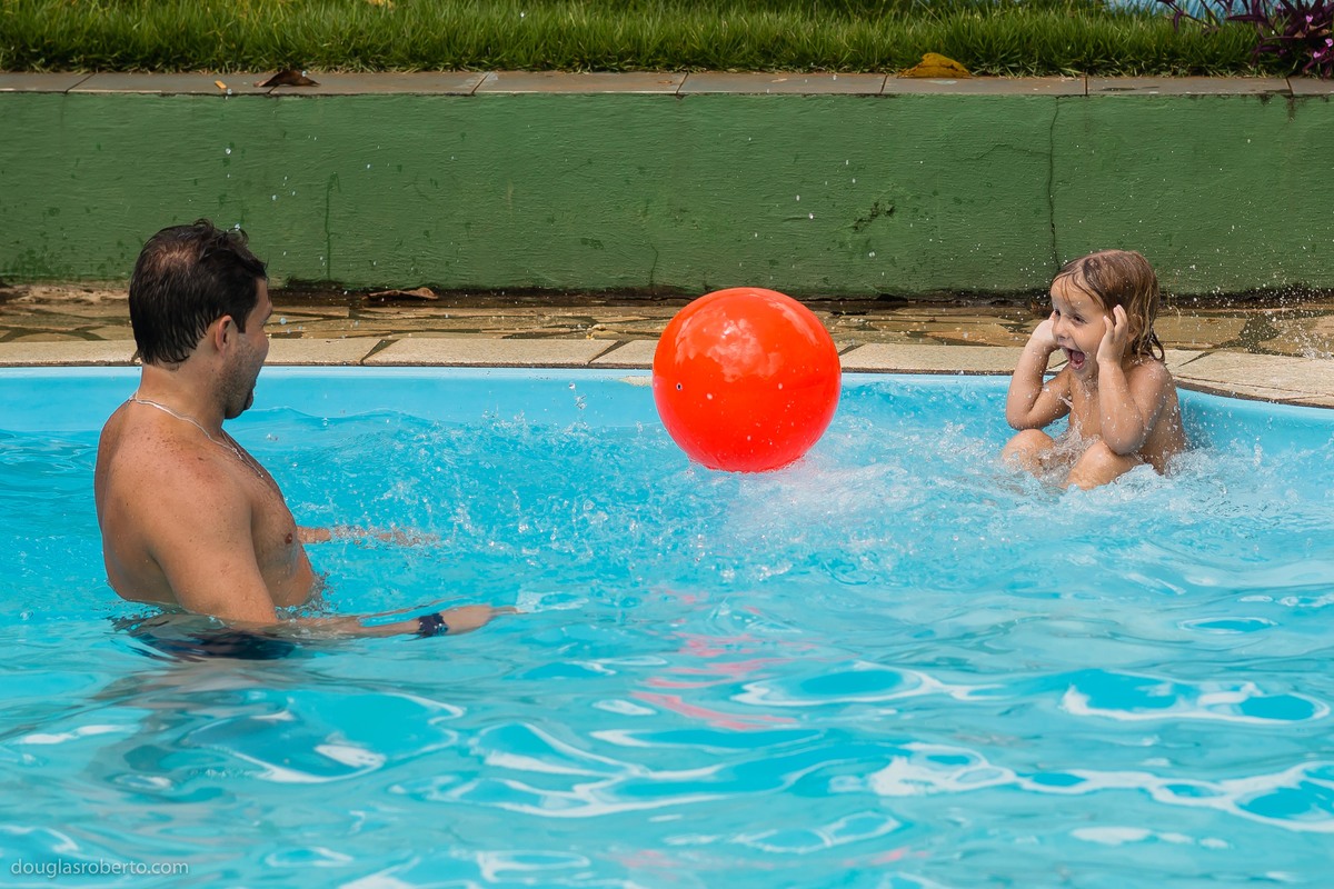 pai e filho brincando na piscina