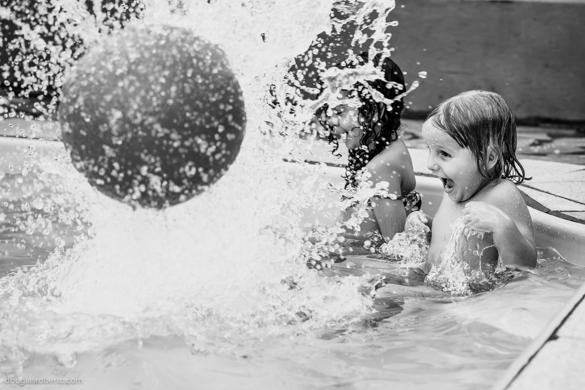 menino brincando na piscina