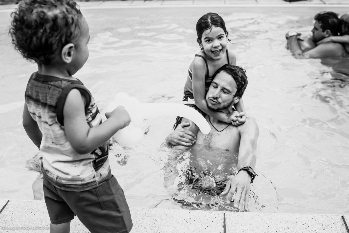 tio e sobrinha brincando na piscina