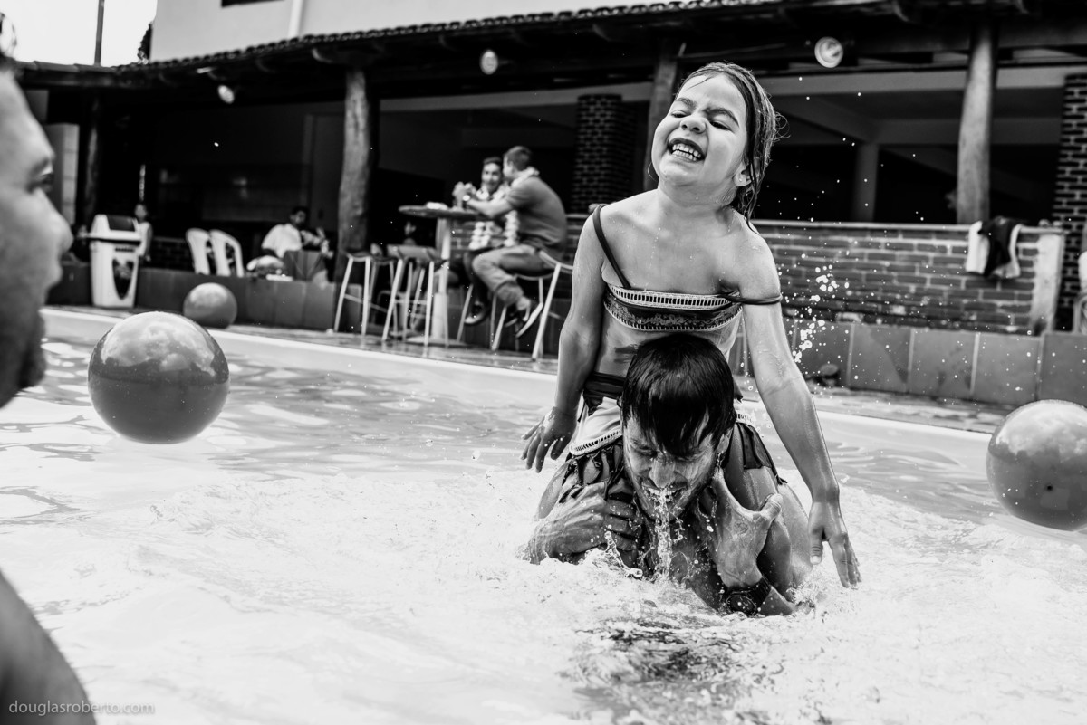 tio e sobrinha brincando na piscina