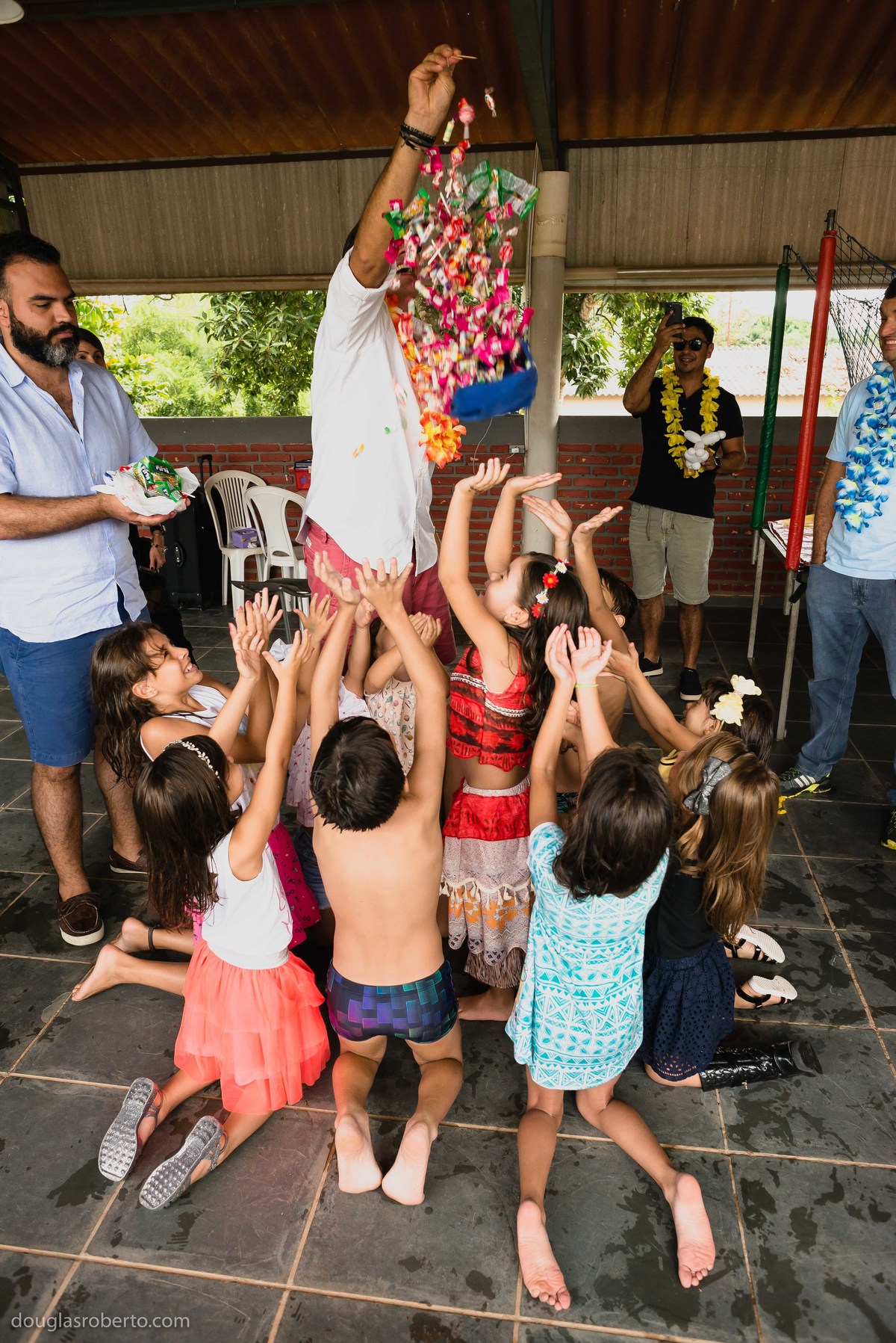 crianças pegando balinhas