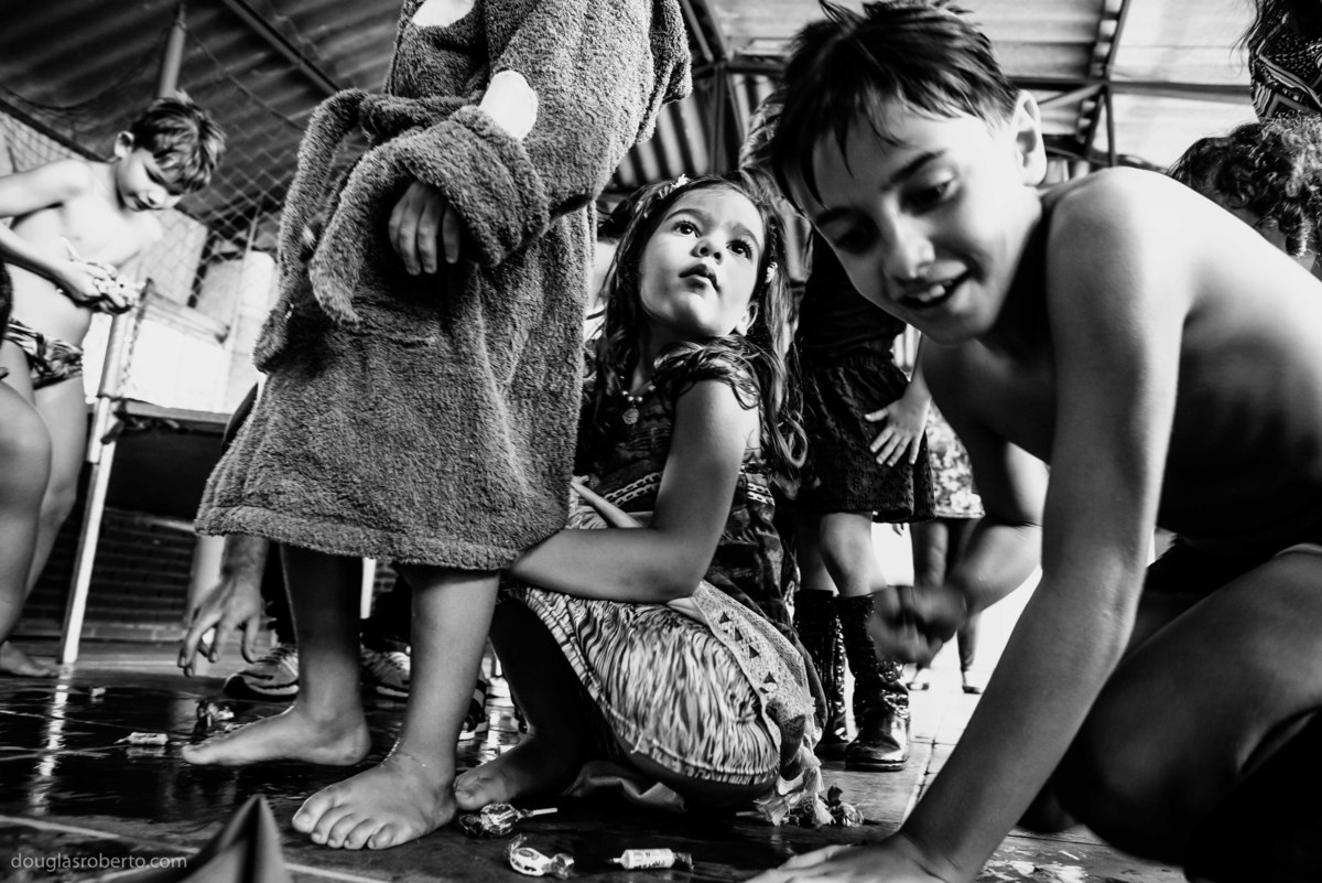 crianças pegando balinhas