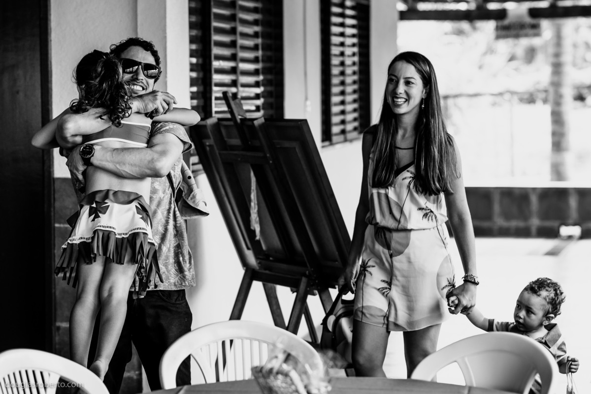 tio abraçando a sobrinha