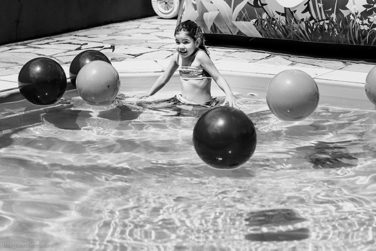 menina com frio entrando na piscina