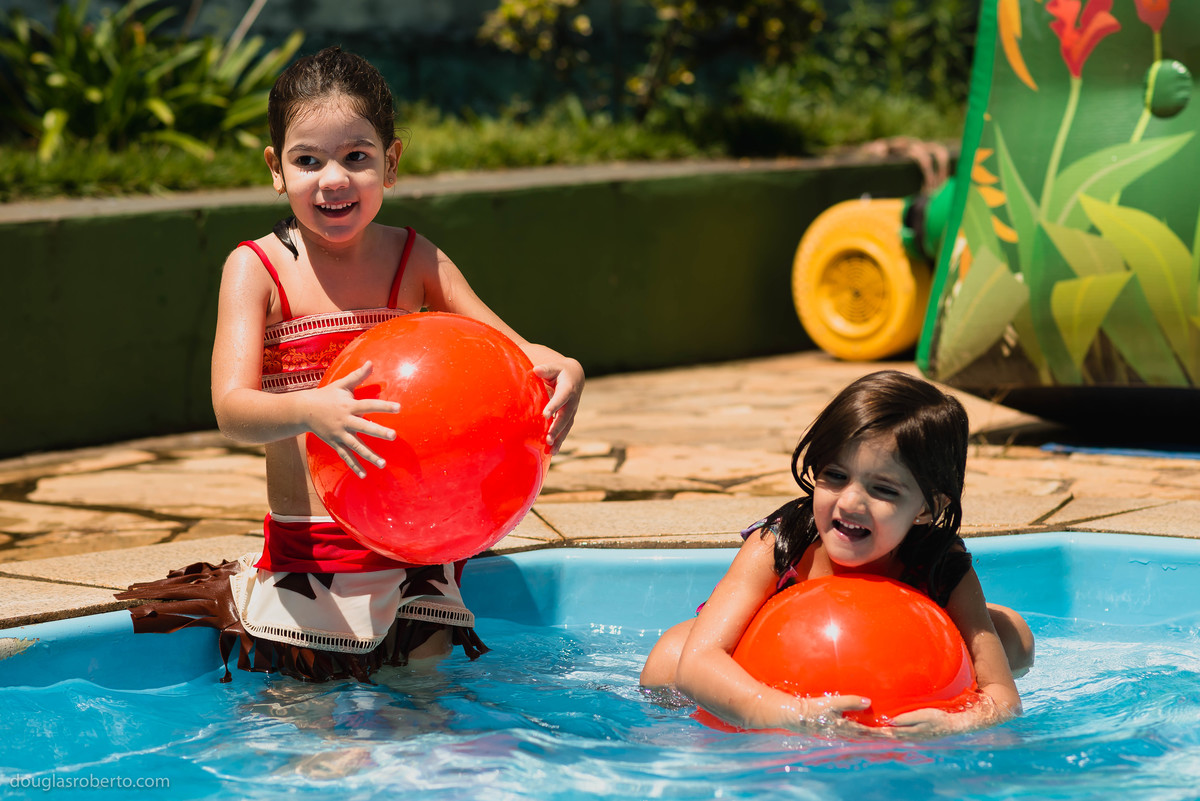 meninas brincando dentro da piscina