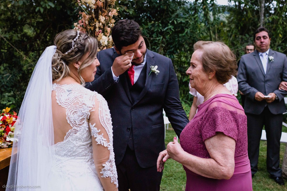 noivo se emociona com a vó trazendo as alianças 