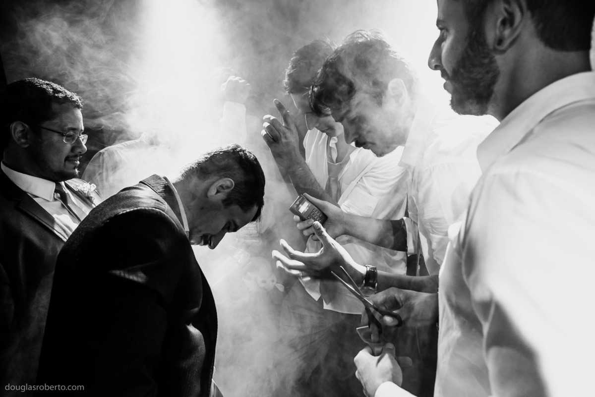 convidados dançando na pista de dança do casamento