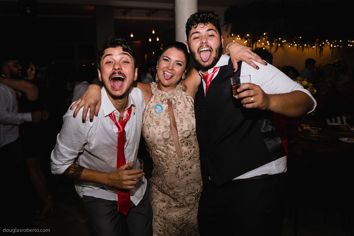 noiva, irmão e mãe