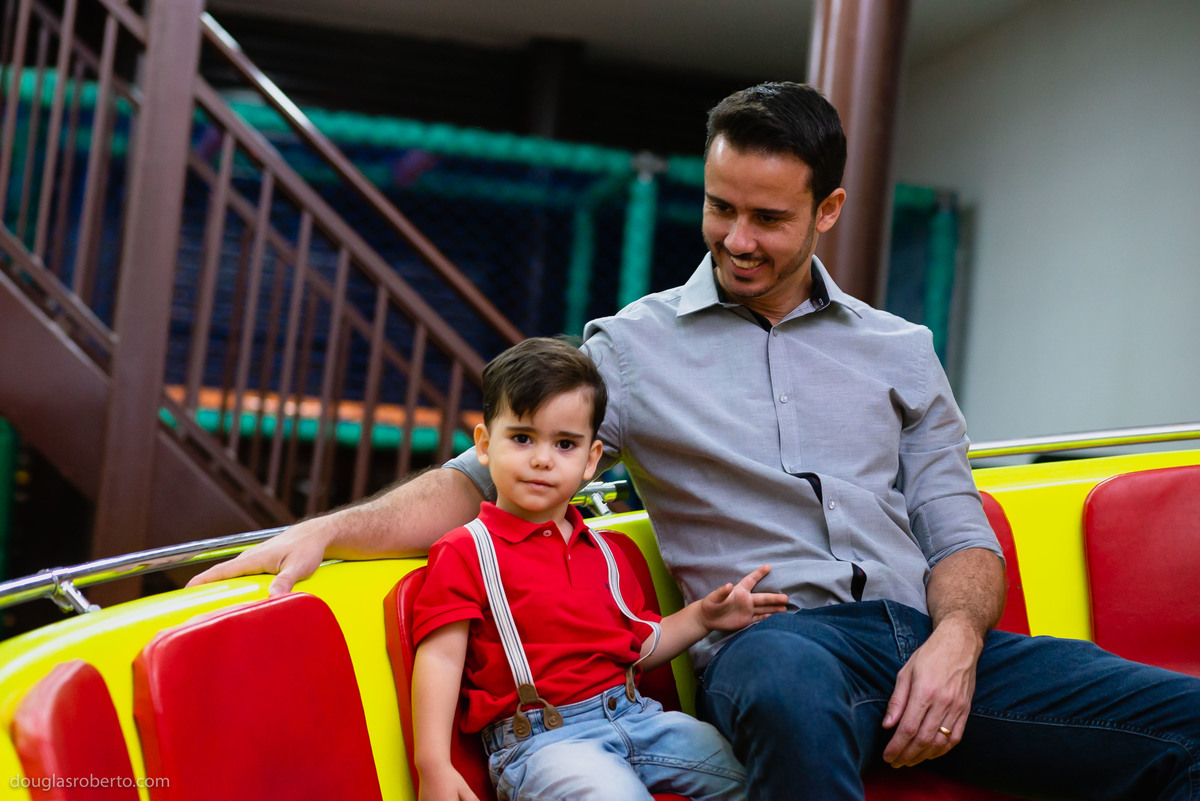 pai e filho brincando