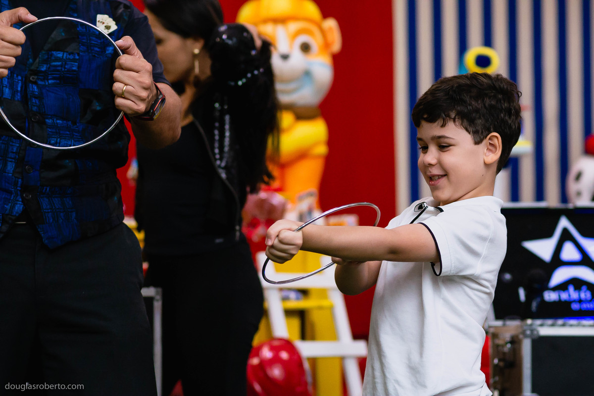 crianças assistindo o mágico tio andré