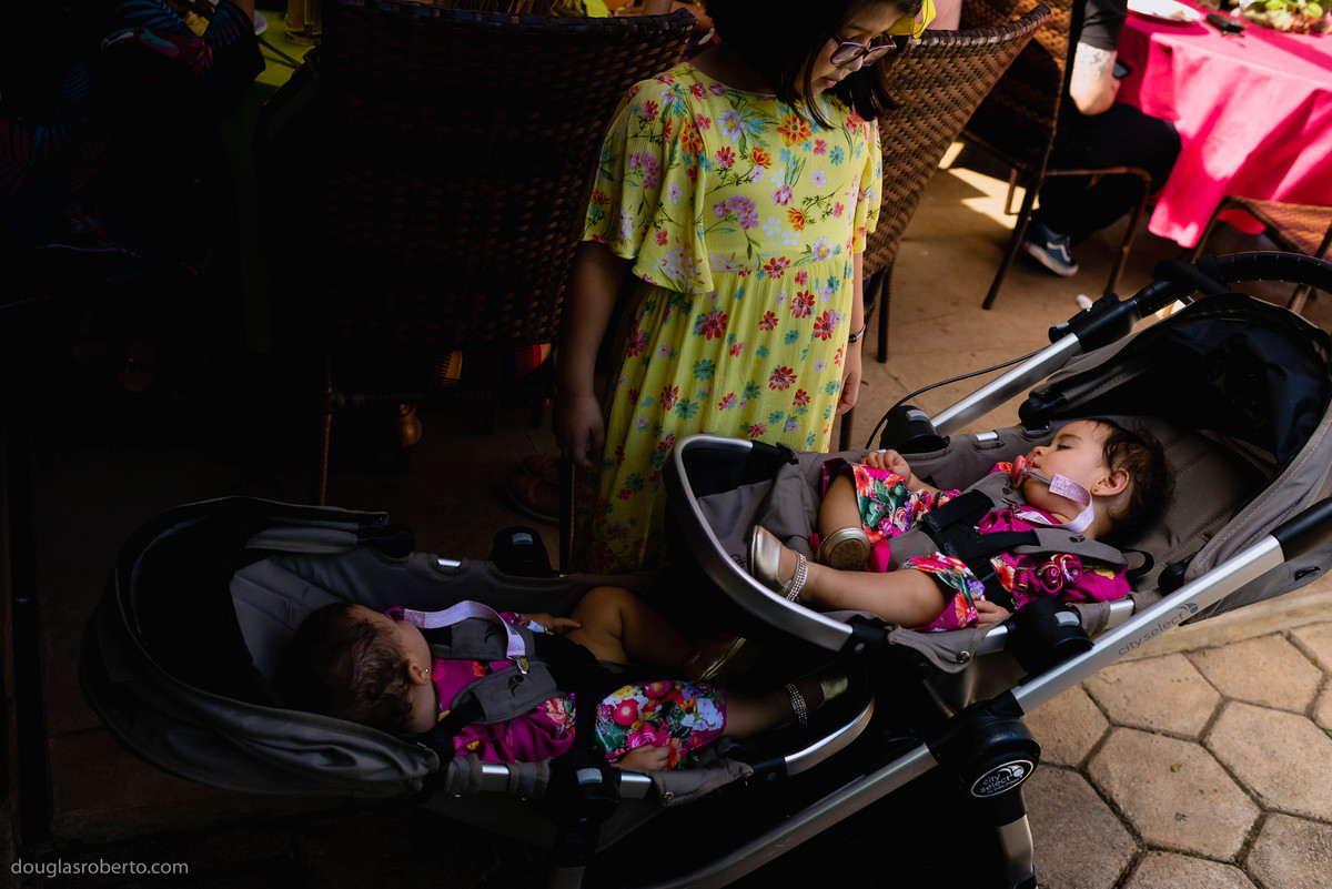 gêmeas dormindo no carrinho 