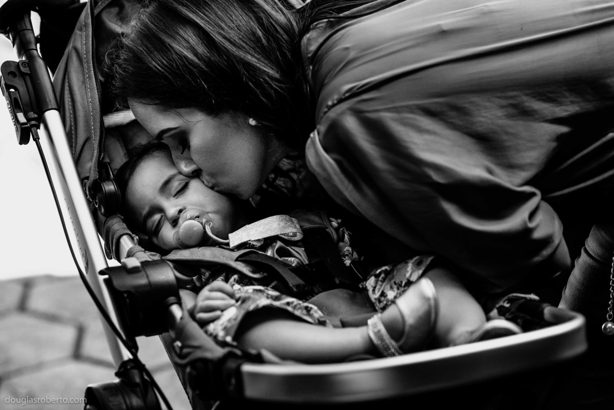 mãe dando beijo na filha 