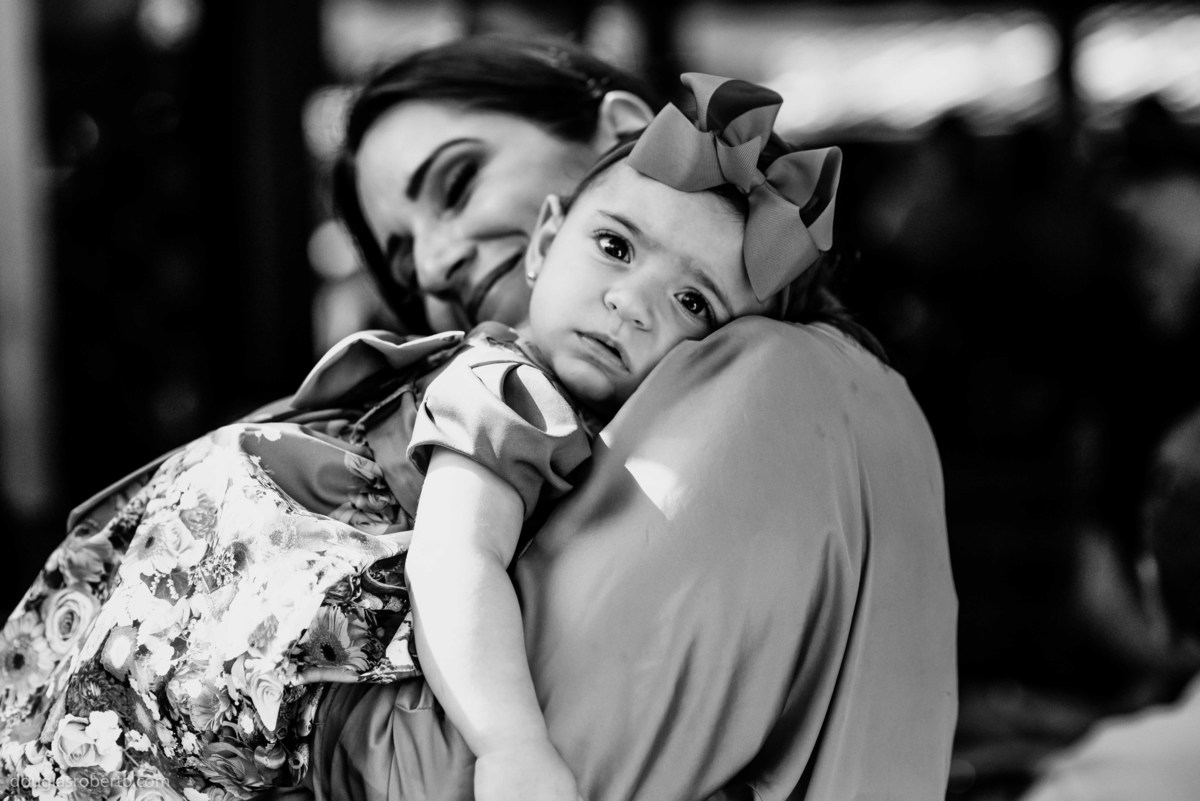 mãe abraçando a filha 