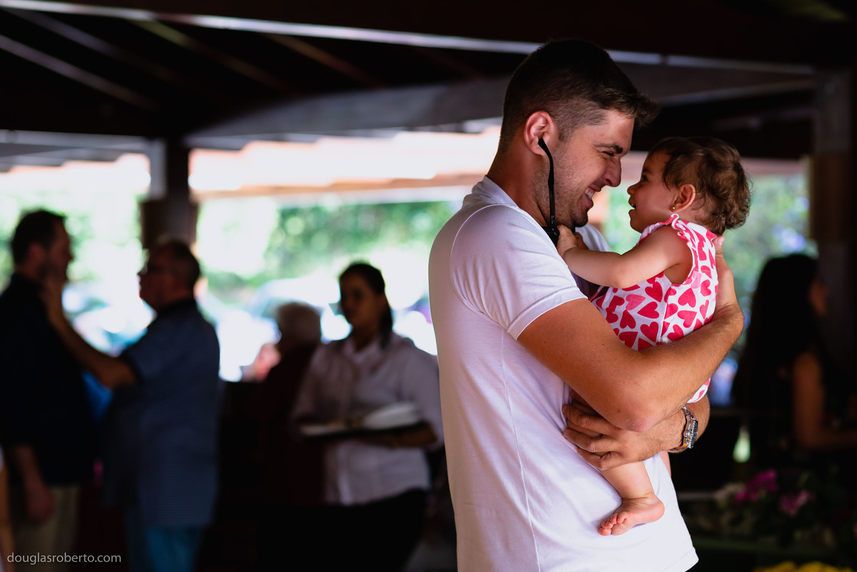 tio brincando com a sobrinha