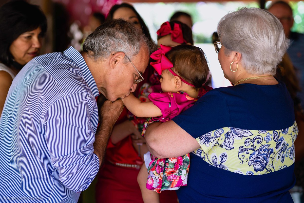 vo beijando a mão da neta